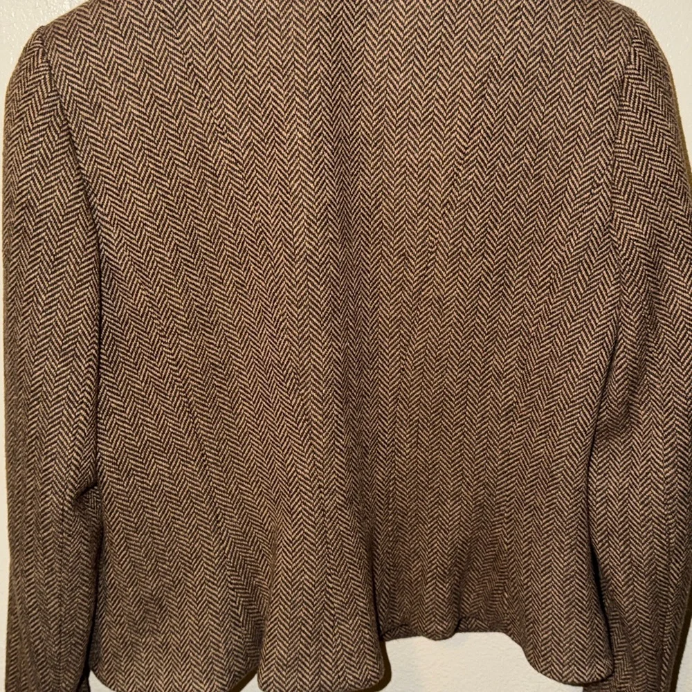 CHAPS Brown Herringbone Wool Blend Blazer with Crest Buttons size Small - Picture 6 of 6